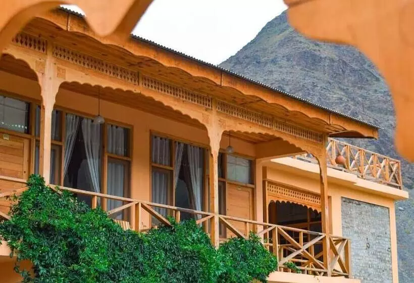 هتل Roomy Hindukush Sarai