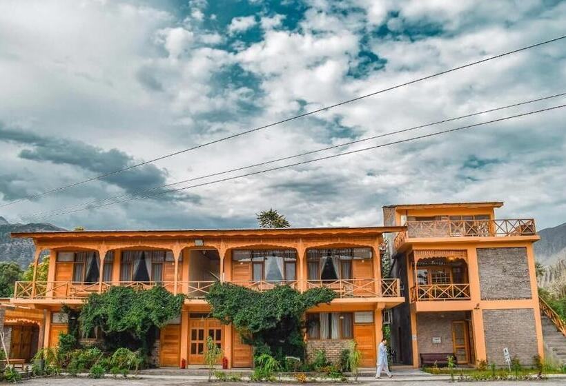فندق Roomy Hindukush Sarai