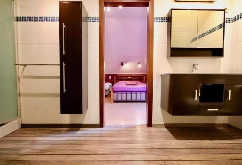 ペンション La Villa Roannaise