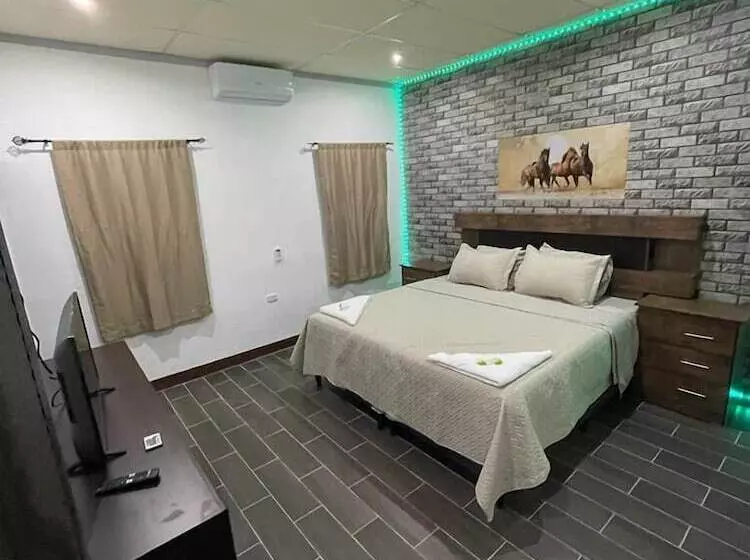 هتل Rancho Las Lomas