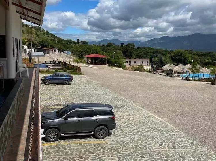 هتل Rancho Las Lomas