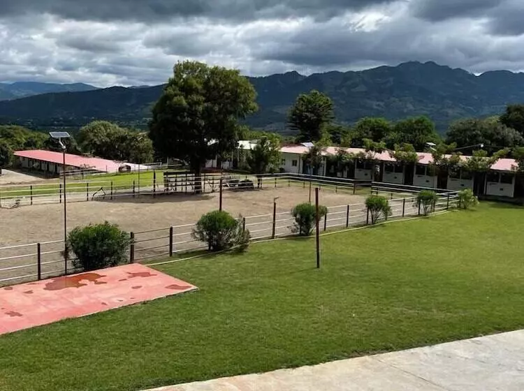 هتل Rancho Las Lomas