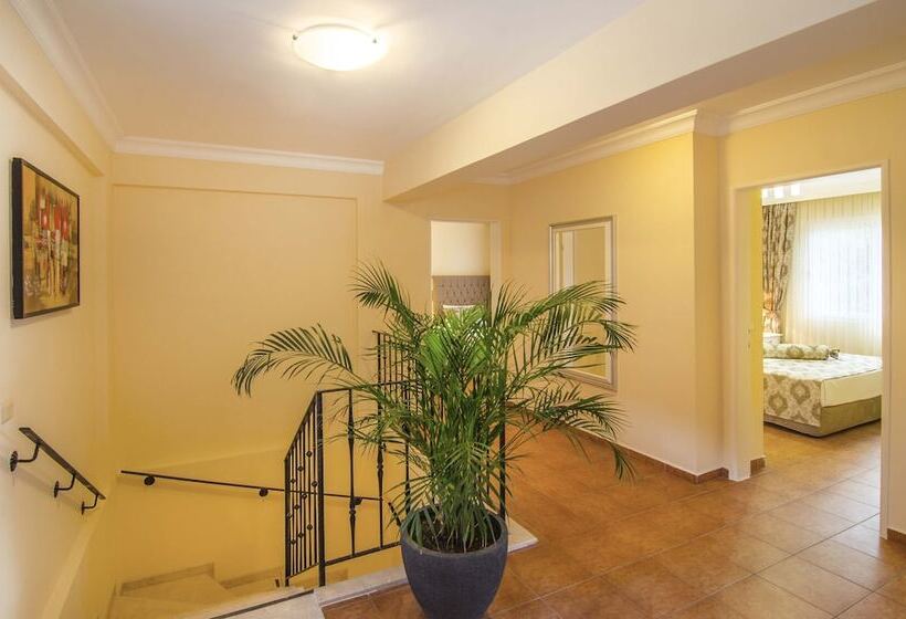 אתר נופש Pine Villas & Apartments Kusadasi