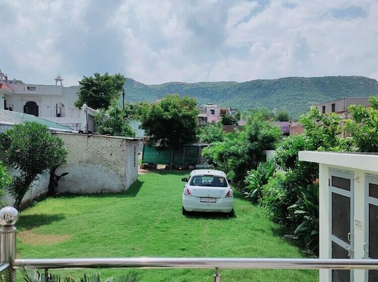 בית מלון כפרי Hilltop Residency