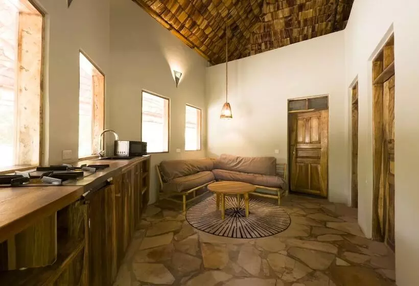 Hotelli Jungle Pearl Resort