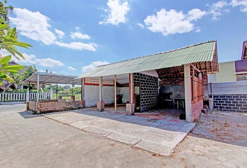 Отель Spot On 93010 Omah Bareng Syariah