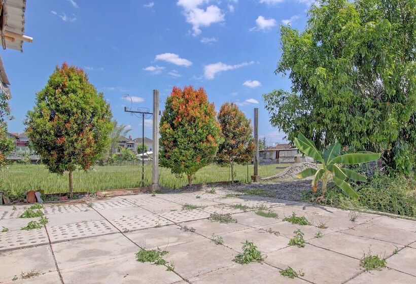 Отель Spot On 93010 Omah Bareng Syariah