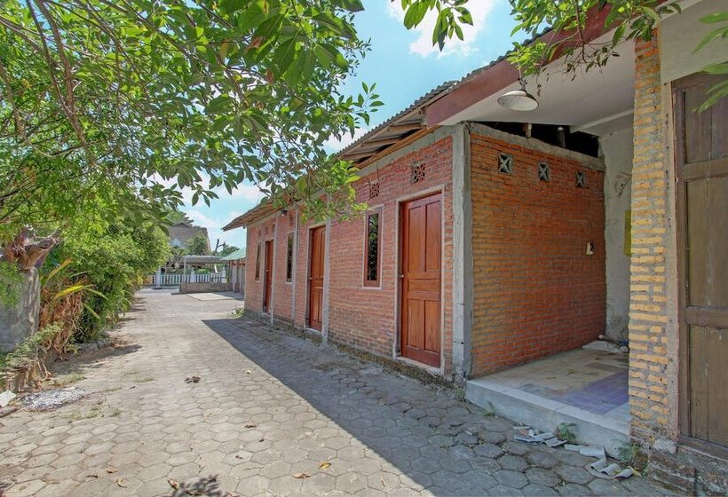 Отель Spot On 93010 Omah Bareng Syariah