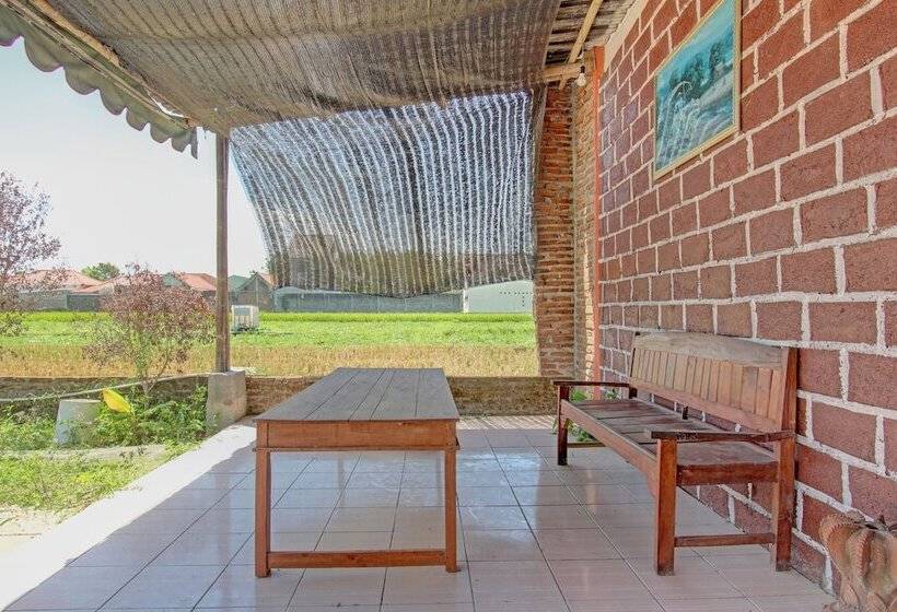 Отель Spot On 93010 Omah Bareng Syariah