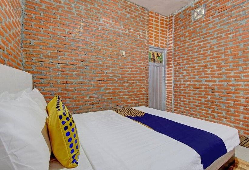 Отель Spot On 93010 Omah Bareng Syariah