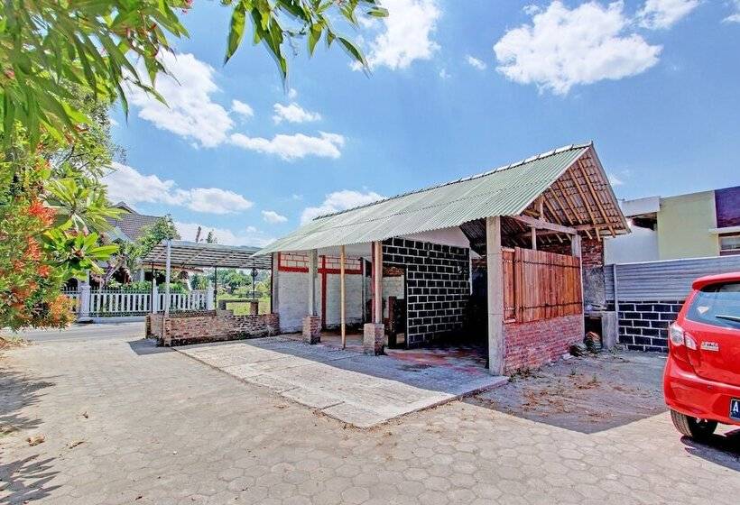 Отель Spot On 93010 Omah Bareng Syariah