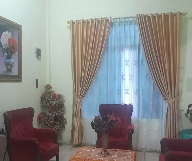 Hotelli Spot On 93102 Tamara Homestay Syariah