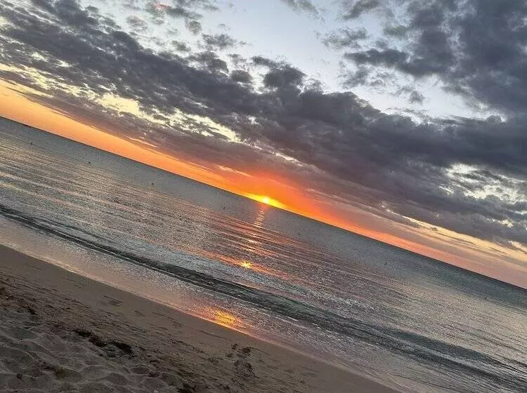 هتل The Good Vibes House