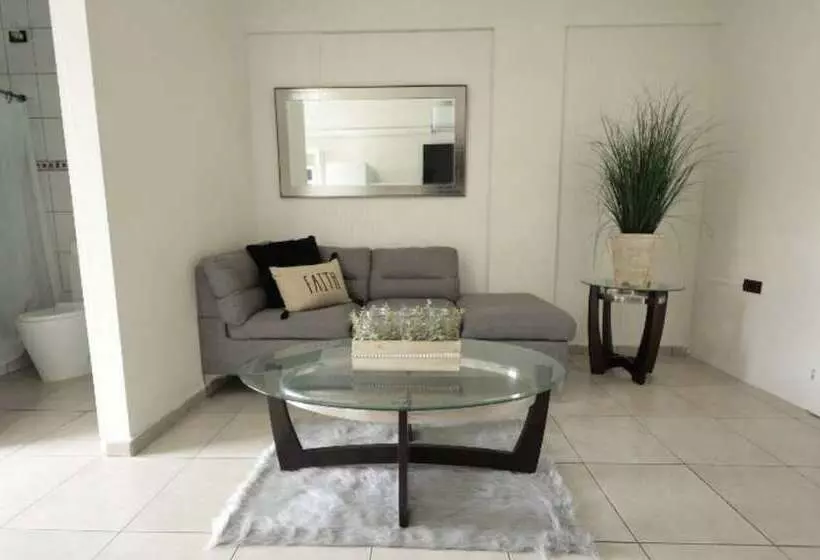 هتل The Good Vibes House