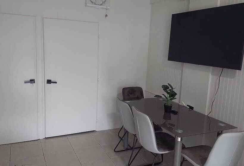 هتل The Good Vibes House