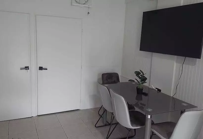 هتل The Good Vibes House