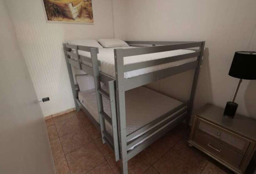 هتل The Good Vibes House