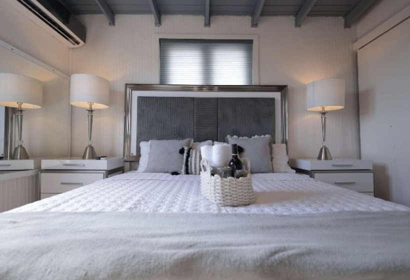 هتل The Good Vibes House