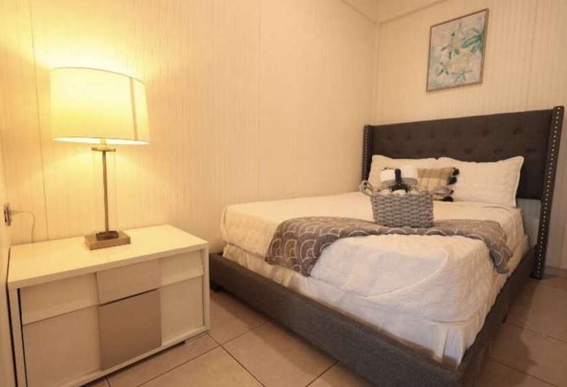 هتل The Good Vibes House