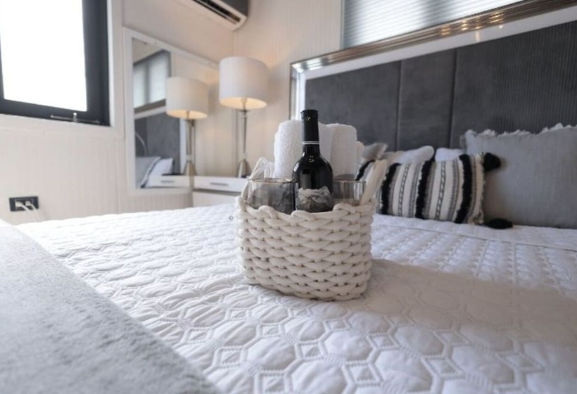 هتل The Good Vibes House