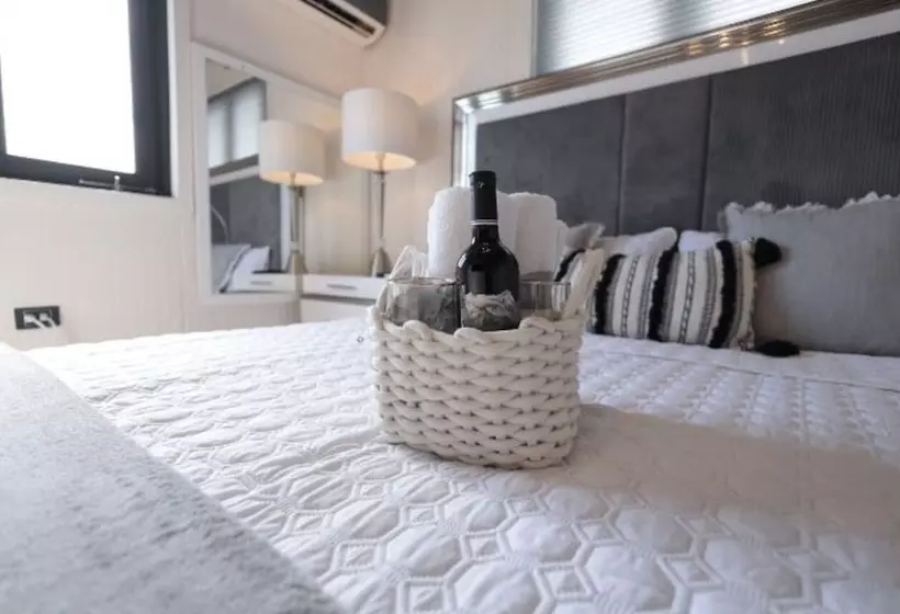 هتل The Good Vibes House