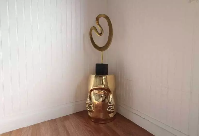 هتل The Good Vibes House