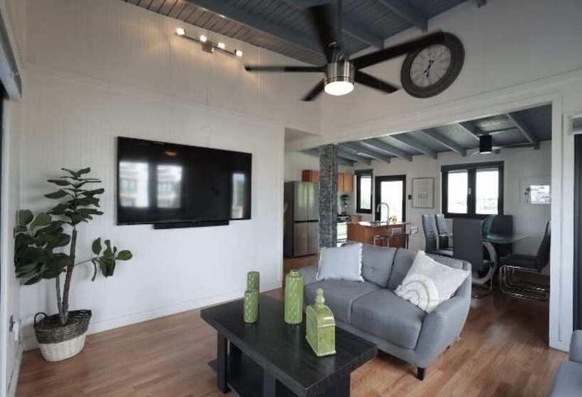 هتل The Good Vibes House