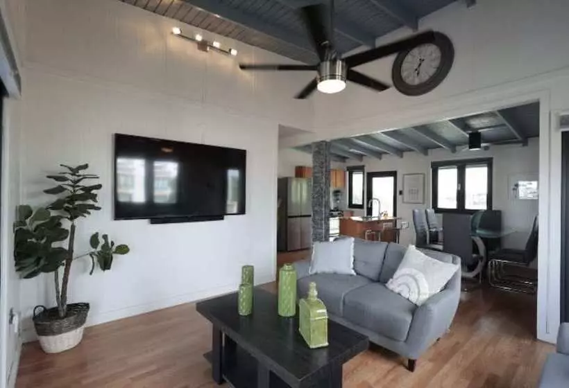 هتل The Good Vibes House