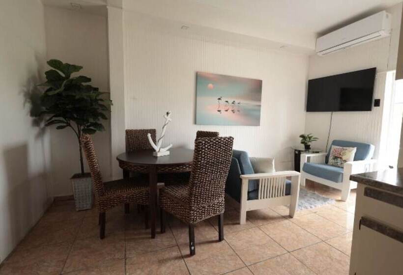 هتل The Good Vibes House