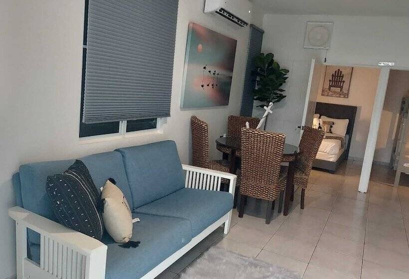 هتل The Good Vibes House