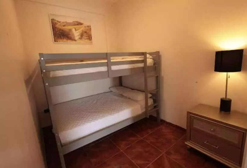 هتل The Good Vibes House