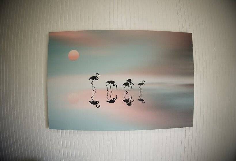 هتل The Good Vibes House