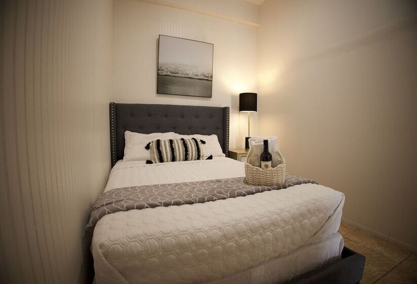 هتل The Good Vibes House