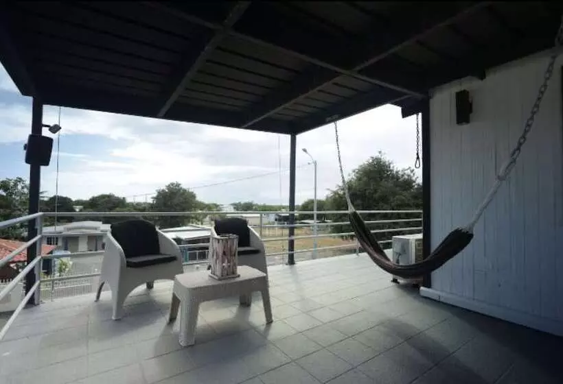 هتل The Good Vibes House