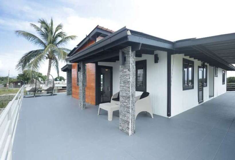 هتل The Good Vibes House