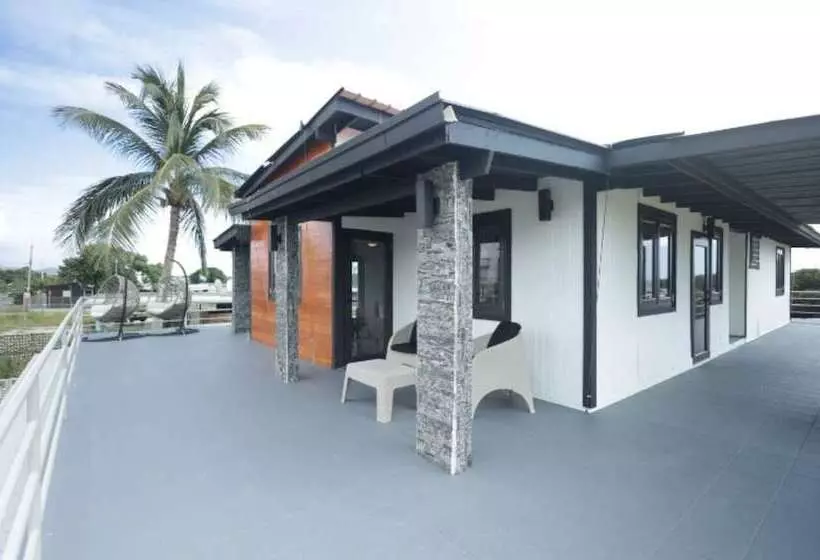 هتل The Good Vibes House