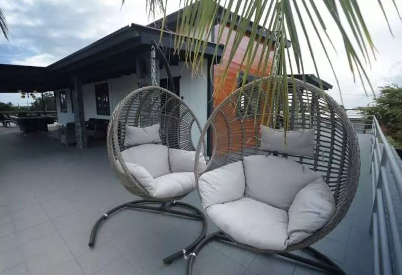 هتل The Good Vibes House