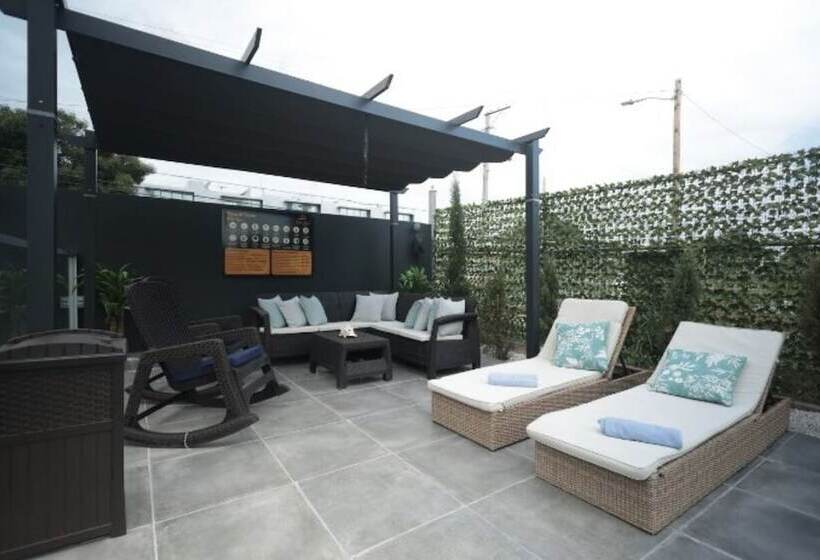 هتل The Good Vibes House