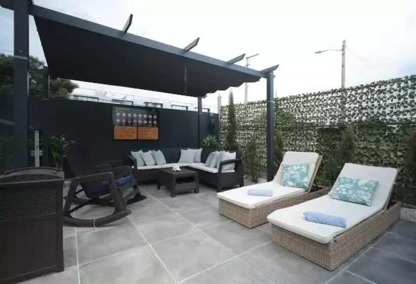 هتل The Good Vibes House