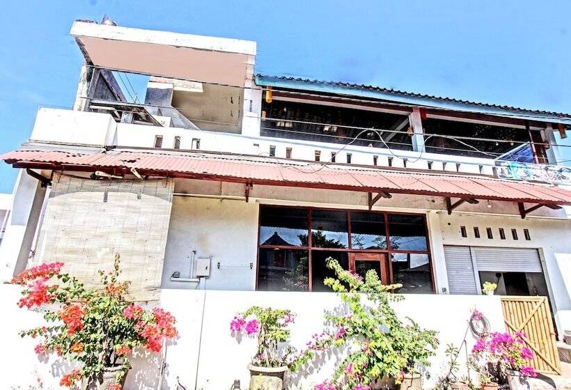 פנסיון Capital O 92747 Ombak Cafe & Homestay