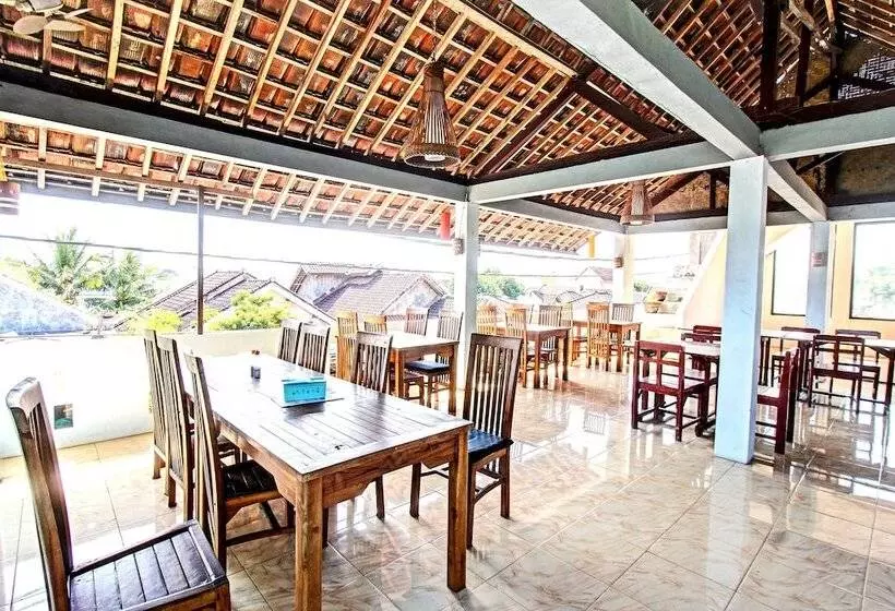 ペンション Capital O 92747 Ombak Cafe & Homestay