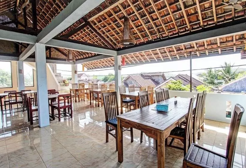 ペンション Capital O 92747 Ombak Cafe & Homestay