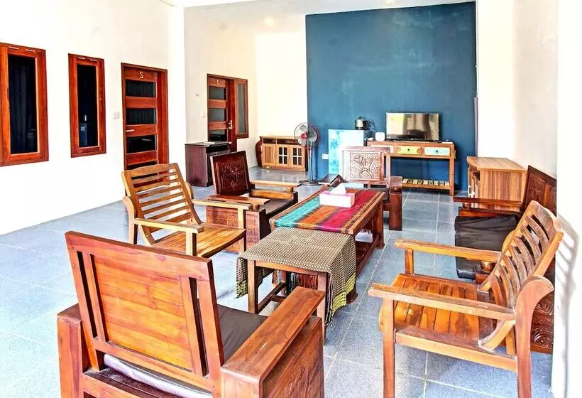 ペンション Capital O 92747 Ombak Cafe & Homestay