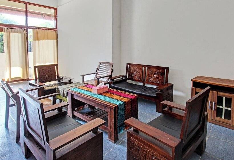 פנסיון Capital O 92747 Ombak Cafe & Homestay