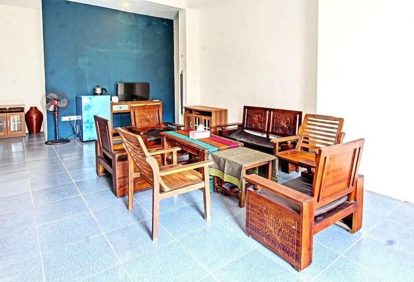 פנסיון Capital O 92747 Ombak Cafe & Homestay