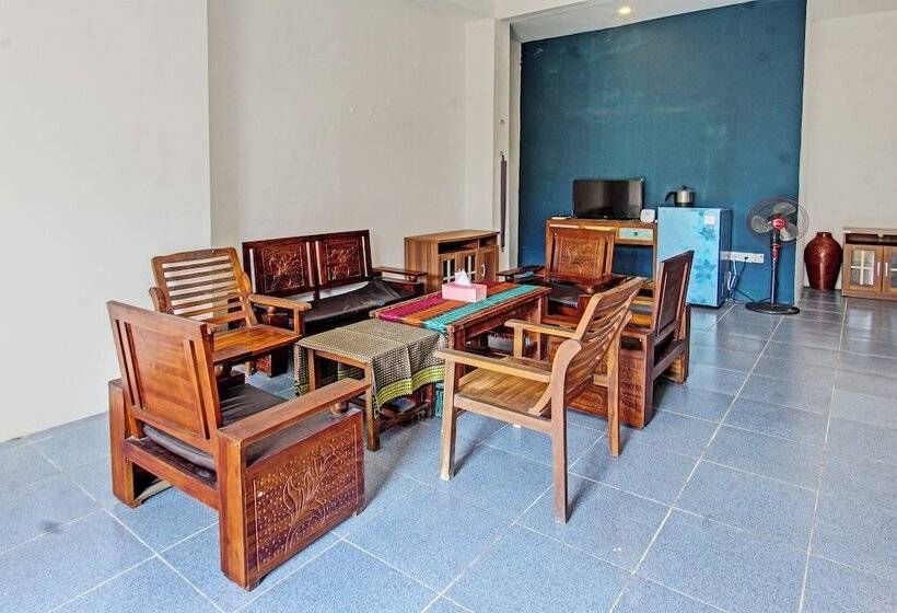 פנסיון Capital O 92747 Ombak Cafe & Homestay