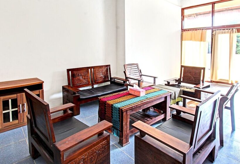 פנסיון Capital O 92747 Ombak Cafe & Homestay