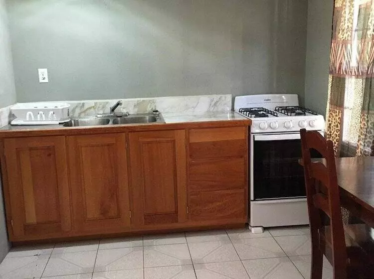 پانسیون Lorraine's Guest House