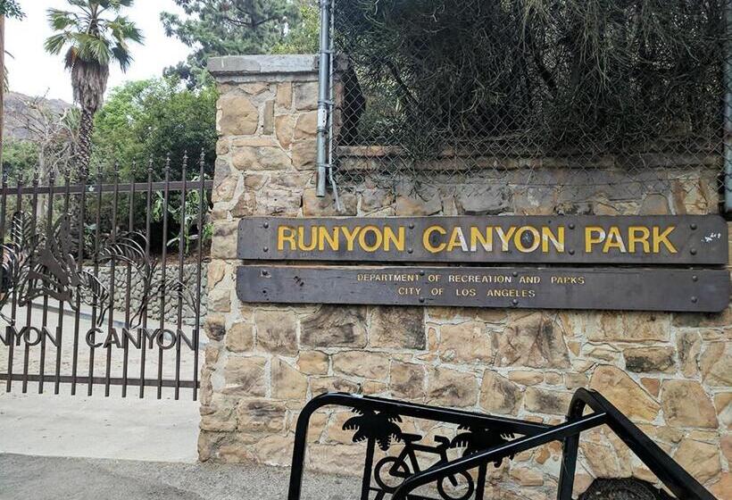 Hotelli Hollywood La Brea Inn