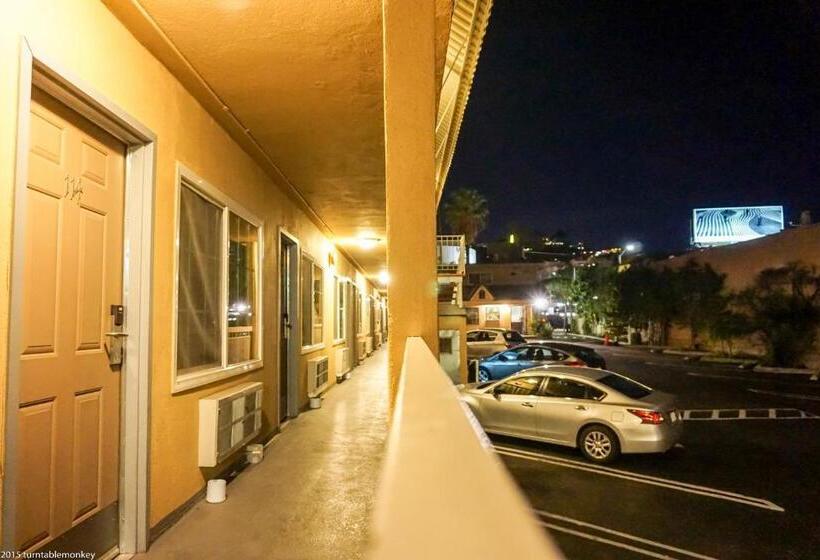 Hotelli Hollywood La Brea Inn